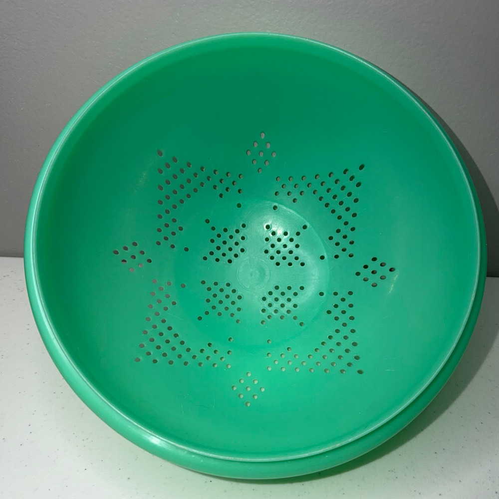 Tupperware Jade Green Colander Footed Strainer Bowl #339-8 Vintage